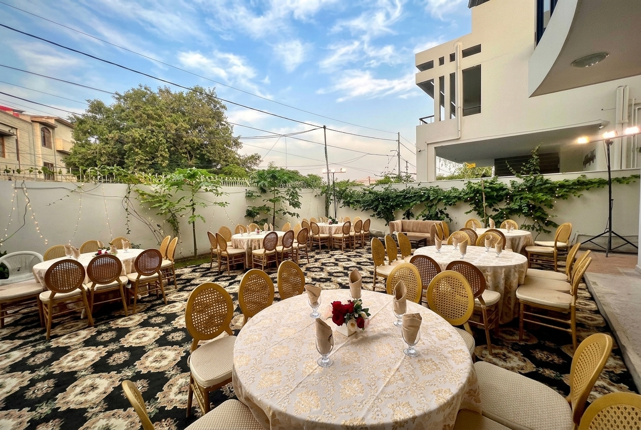 Outdoor dining tables at Hotel Imperial